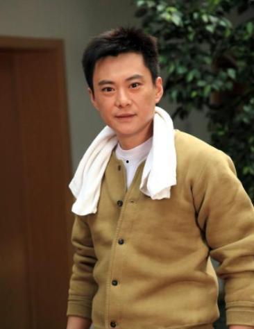 王斑家庭背景资料,出身名门，传承家族荣耀的演艺世家之子